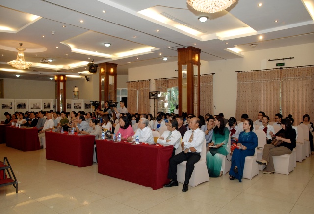 TP. HCM: Họp báo ra mắt tự truyện &quot;Đứng Dậy và Bước Đi&quot; của Nguyễn Hướng Dương