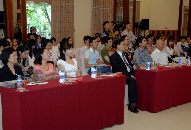 TP. HCM: Họp báo ra mắt tự truyện &quot;Đứng Dậy và Bước Đi&quot; của Nguyễn Hướng Dương