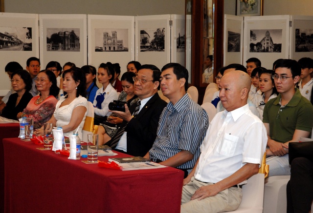TP. HCM: Họp báo ra mắt tự truyện &quot;Đứng Dậy và Bước Đi&quot; của Nguyễn Hướng Dương