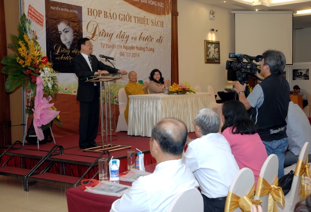 TP. HCM: Họp báo ra mắt tự truyện &quot;Đứng Dậy và Bước Đi&quot; của Nguyễn Hướng Dương