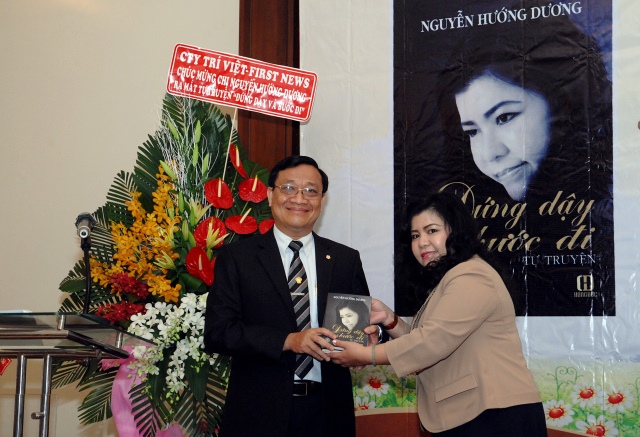 TP. HCM: Họp báo ra mắt tự truyện &quot;Đứng Dậy và Bước Đi&quot; của Nguyễn Hướng Dương