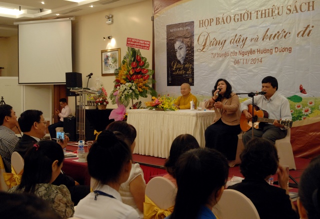 TP. HCM: Họp báo ra mắt tự truyện &quot;Đứng Dậy và Bước Đi&quot; của Nguyễn Hướng Dương