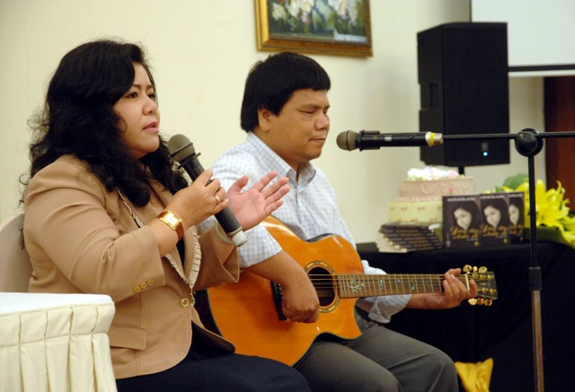 TP. HCM: Họp báo ra mắt tự truyện &quot;Đứng Dậy và Bước Đi&quot; của Nguyễn Hướng Dương