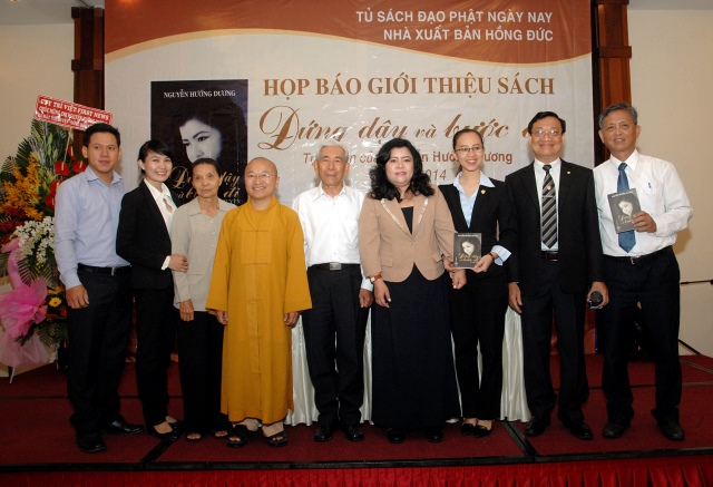 TP. HCM: Họp báo ra mắt tự truyện &quot;Đứng Dậy và Bước Đi&quot; của Nguyễn Hướng Dương