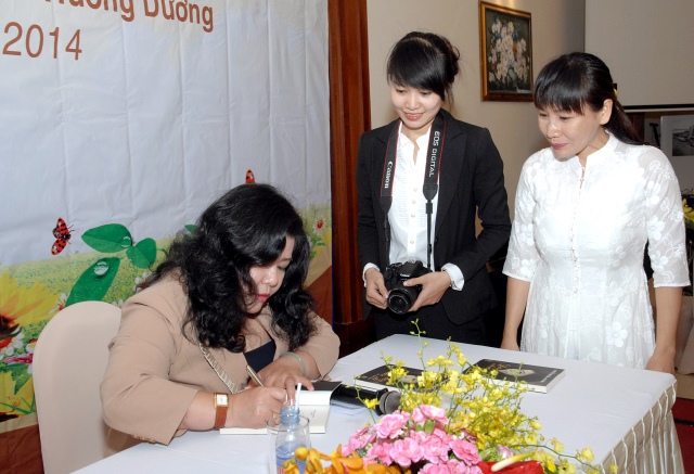 TP. HCM: Họp báo ra mắt tự truyện &quot;Đứng Dậy và Bước Đi&quot; của Nguyễn Hướng Dương