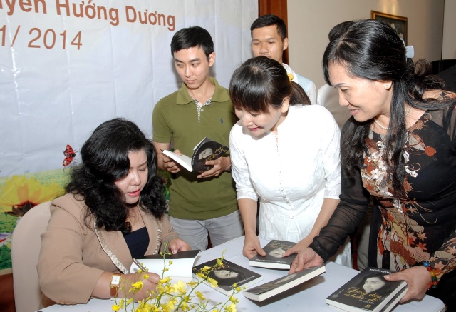 TP. HCM: Họp báo ra mắt tự truyện &quot;Đứng Dậy và Bước Đi&quot; của Nguyễn Hướng Dương