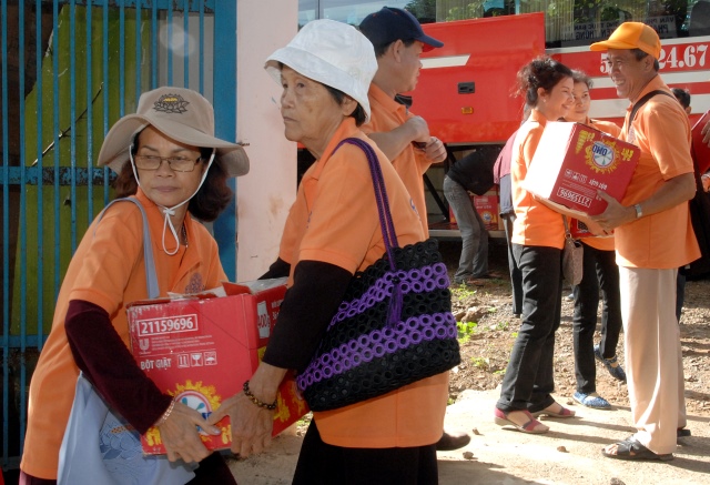 Quỹ Đạo Phật Ngày Nay: Tặng quà cho người mù và nhiễm chất độc da cam tại Đồng Nai