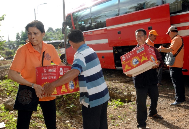 Quỹ Đạo Phật Ngày Nay: Tặng quà cho người mù và nhiễm chất độc da cam tại Đồng Nai