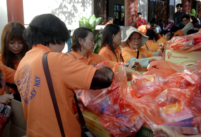 Quỹ Đạo Phật Ngày Nay: Tặng quà cho người mù và nhiễm chất độc da cam tại Đồng Nai
