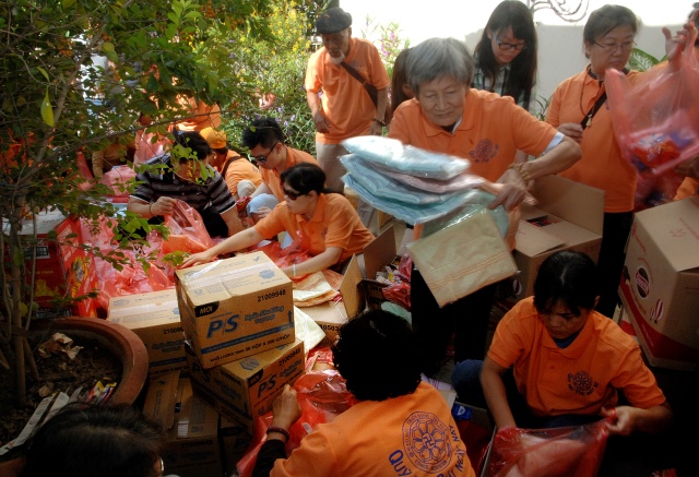 Quỹ Đạo Phật Ngày Nay: Tặng quà cho người mù và nhiễm chất độc da cam tại Đồng Nai