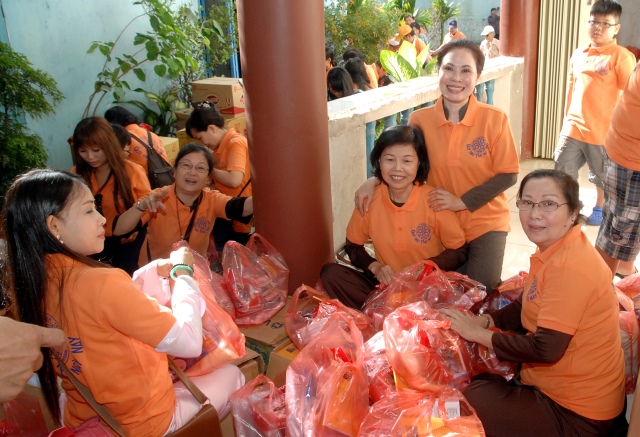 Quỹ Đạo Phật Ngày Nay: Tặng quà cho người mù và nhiễm chất độc da cam tại Đồng Nai
