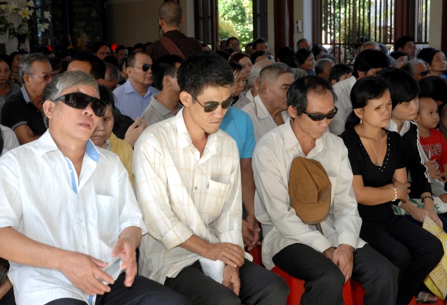 Quỹ Đạo Phật Ngày Nay: Tặng quà cho người mù và nhiễm chất độc da cam tại Đồng Nai