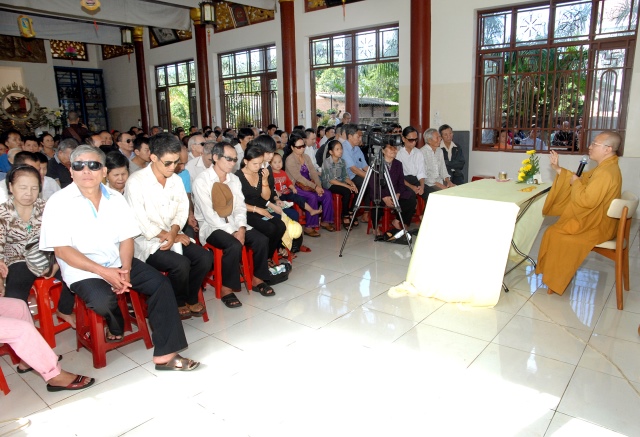 Quỹ Đạo Phật Ngày Nay: Tặng quà cho người mù và nhiễm chất độc da cam tại Đồng Nai