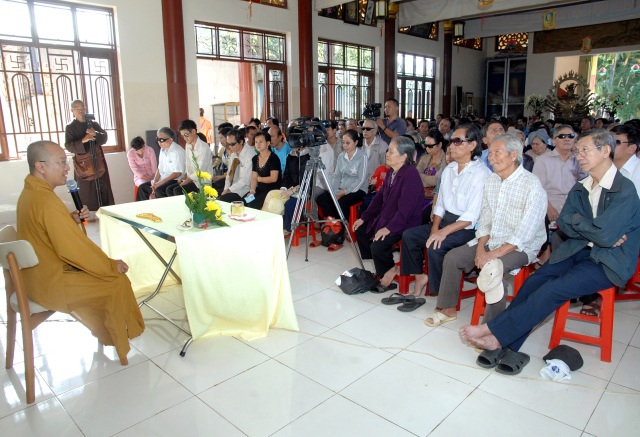 Quỹ Đạo Phật Ngày Nay: Tặng quà cho người mù và nhiễm chất độc da cam tại Đồng Nai