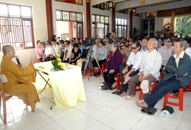 Quỹ Đạo Phật Ngày Nay: Tặng quà cho người mù và nhiễm chất độc da cam tại Đồng Nai