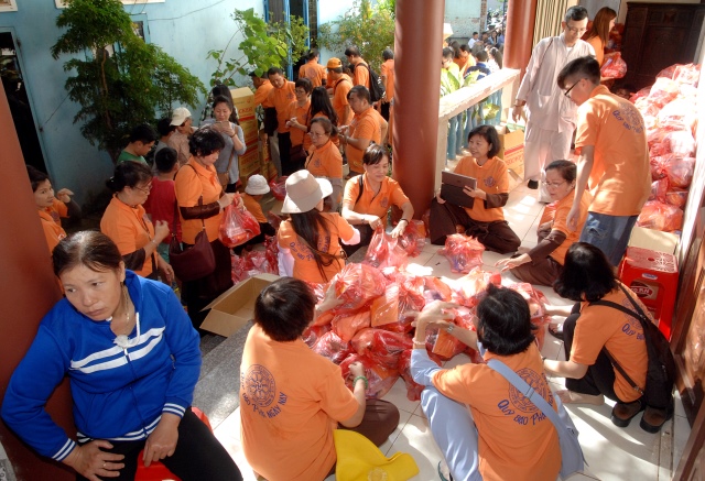 Quỹ Đạo Phật Ngày Nay: Tặng quà cho người mù và nhiễm chất độc da cam tại Đồng Nai