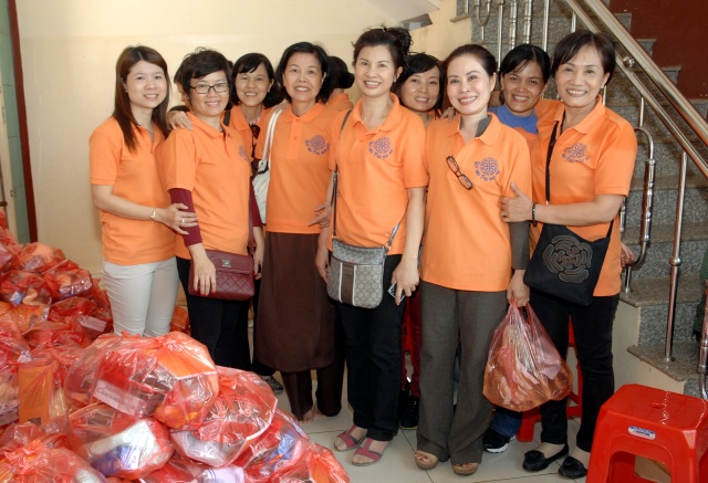 Quỹ Đạo Phật Ngày Nay: Tặng quà cho người mù và nhiễm chất độc da cam tại Đồng Nai