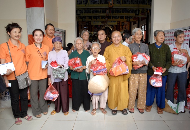 Quỹ Đạo Phật Ngày Nay: Tặng quà cho người mù và nhiễm chất độc da cam tại Đồng Nai