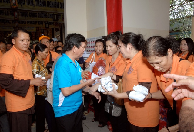 Quỹ Đạo Phật Ngày Nay: Tặng quà cho người mù và nhiễm chất độc da cam tại Đồng Nai