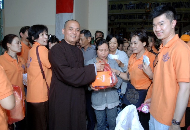 Quỹ Đạo Phật Ngày Nay: Tặng quà cho người mù và nhiễm chất độc da cam tại Đồng Nai