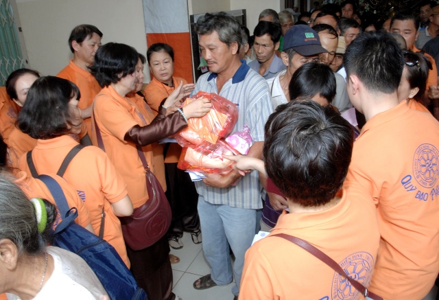 Quỹ Đạo Phật Ngày Nay: Tặng quà cho người mù và nhiễm chất độc da cam tại Đồng Nai