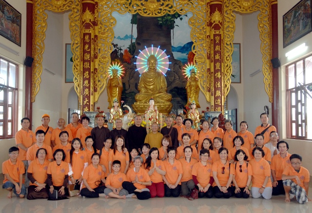 Quỹ Đạo Phật Ngày Nay: Tặng quà cho người mù và nhiễm chất độc da cam tại Đồng Nai