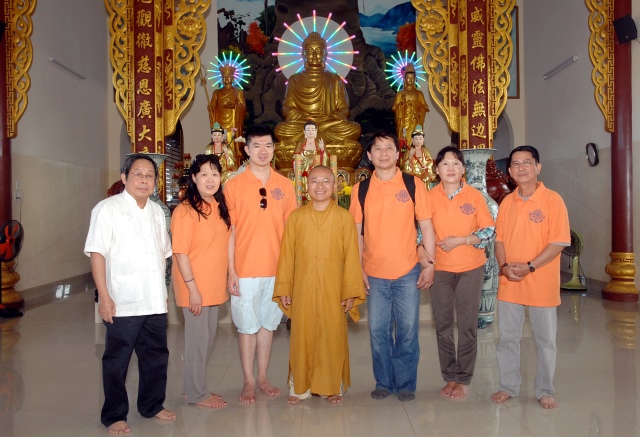 Quỹ Đạo Phật Ngày Nay: Tặng quà cho người mù và nhiễm chất độc da cam tại Đồng Nai