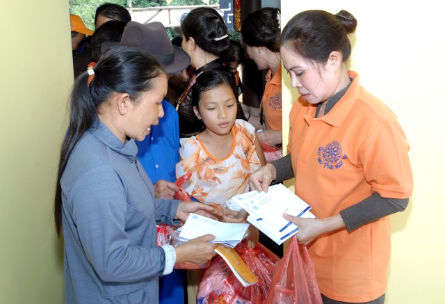 Quỹ Đạo Phật Ngày Nay: Tặng quà cho người mù và nhiễm chất độc da cam tại Đồng Nai