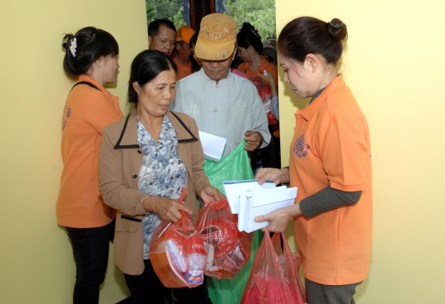 Quỹ Đạo Phật Ngày Nay: Tặng quà cho người mù và nhiễm chất độc da cam tại Đồng Nai