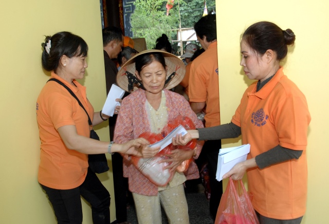 Quỹ Đạo Phật Ngày Nay: Tặng quà cho người mù và nhiễm chất độc da cam tại Đồng Nai