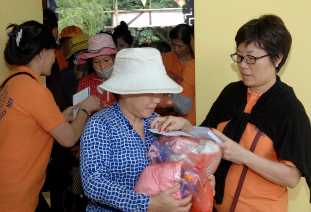 Quỹ Đạo Phật Ngày Nay: Tặng quà cho người mù và nhiễm chất độc da cam tại Đồng Nai
