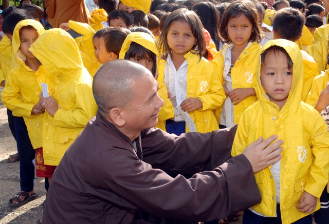 Quỹ Đạo Phật Ngày Nay: Tặng quà cho học sinh nghèo tại Kon Tum