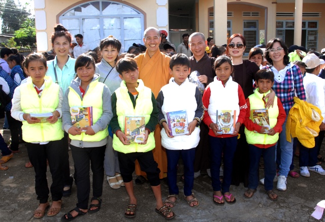 Quỹ Đạo Phật Ngày Nay: Tặng quà cho học sinh nghèo tại Kon Tum