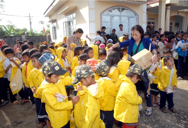 Quỹ Đạo Phật Ngày Nay: Tặng quà cho học sinh nghèo tại Kon Tum