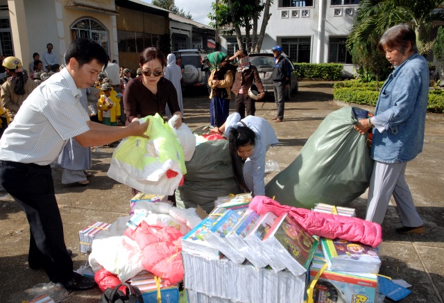 Quỹ Đạo Phật Ngày Nay: Tặng quà cho học sinh nghèo tại Kon Tum