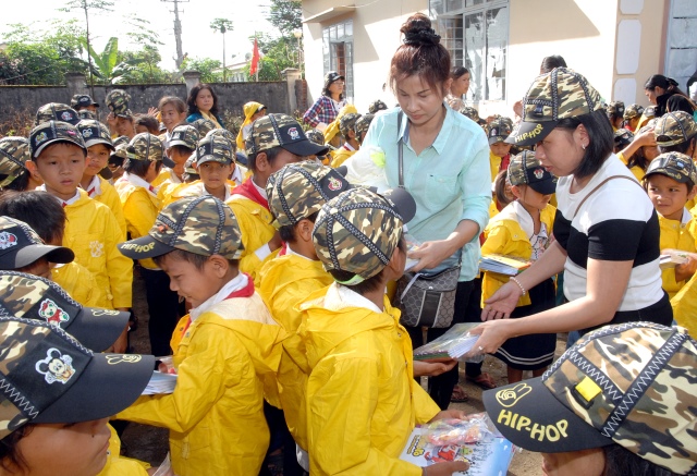 Quỹ Đạo Phật Ngày Nay: Tặng quà cho học sinh nghèo tại Kon Tum