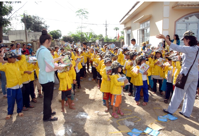 Quỹ Đạo Phật Ngày Nay: Tặng quà cho học sinh nghèo tại Kon Tum