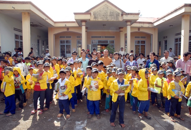 Quỹ Đạo Phật Ngày Nay: Tặng quà cho học sinh nghèo tại Kon Tum