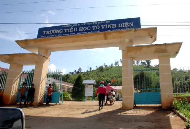 Quỹ Đạo Phật Ngày Nay: Tặng quà cho học sinh nghèo tại Kon Tum