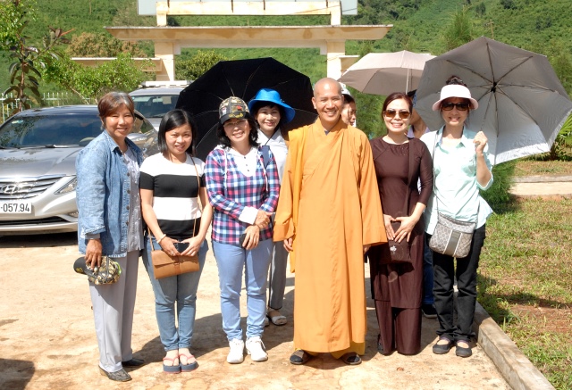 Quỹ Đạo Phật Ngày Nay: Tặng quà cho học sinh nghèo tại Kon Tum