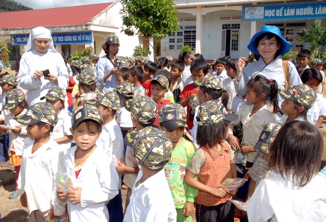 Quỹ Đạo Phật Ngày Nay: Tặng quà cho học sinh nghèo tại Kon Tum