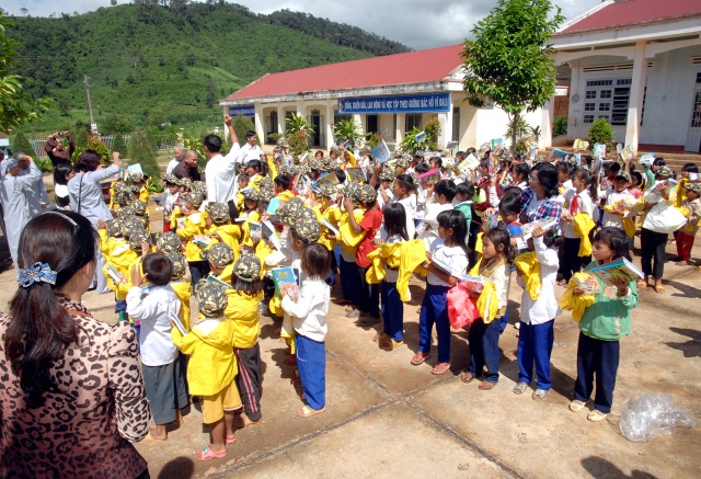 Quỹ Đạo Phật Ngày Nay: Tặng quà cho học sinh nghèo tại Kon Tum