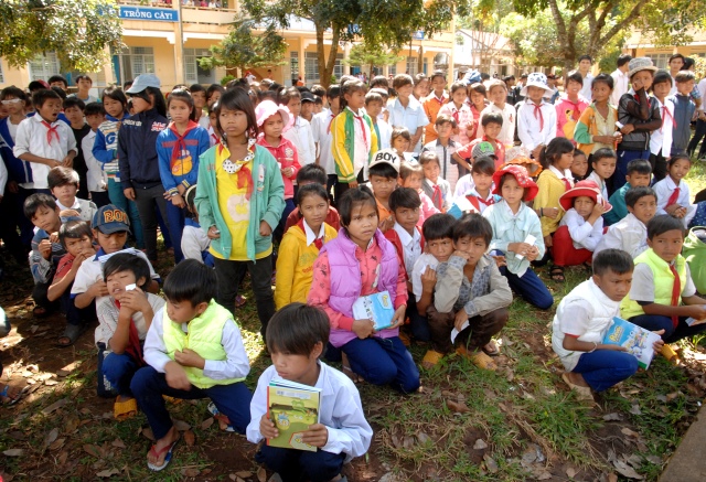 Quỹ Đạo Phật Ngày Nay: Tặng quà cho học sinh nghèo tại Kon Tum