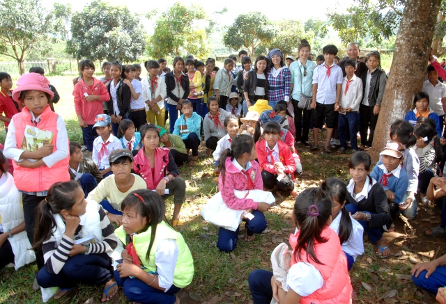 Quỹ Đạo Phật Ngày Nay: Tặng quà cho học sinh nghèo tại Kon Tum