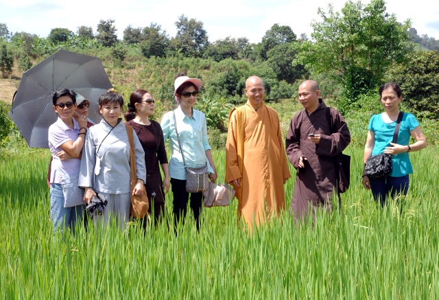 Quỹ Đạo Phật Ngày Nay: Tặng quà cho học sinh nghèo tại Kon Tum