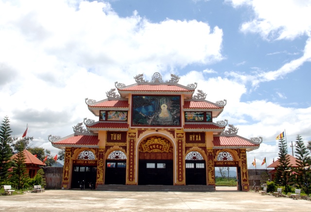 Quỹ Đạo Phật Ngày Nay: Tặng quà cho học sinh nghèo tại Kon Tum