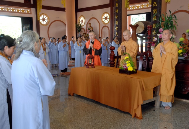 Quỹ Đạo Phật Ngày Nay: Tặng quà cho học sinh nghèo tại Kon Tum
