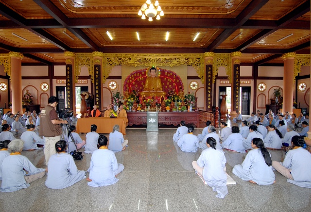 Quỹ Đạo Phật Ngày Nay: Tặng quà cho học sinh nghèo tại Kon Tum