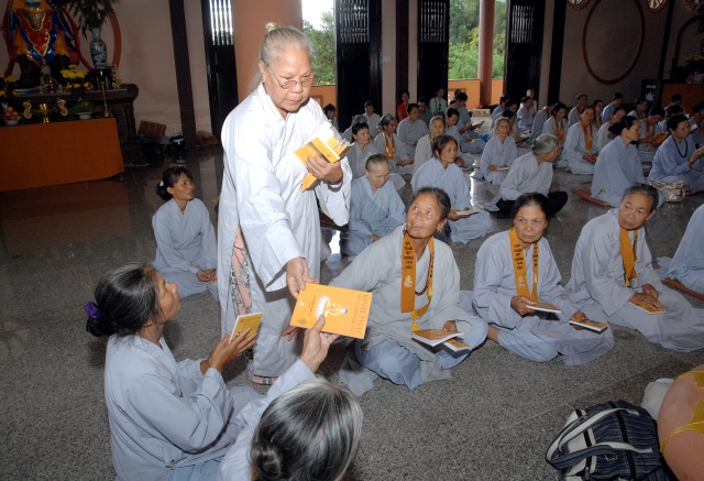 Quỹ Đạo Phật Ngày Nay: Tặng quà cho học sinh nghèo tại Kon Tum