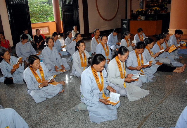 Quỹ Đạo Phật Ngày Nay: Tặng quà cho học sinh nghèo tại Kon Tum